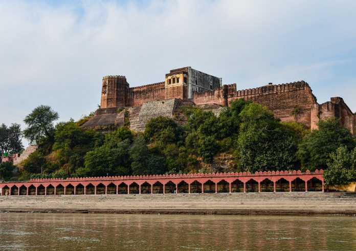Akhnoor Fort, Jammu https://upload.wikimedia.org/wikipedia/commons/thumb/d/d3/Akhnoor_Fort_-_Jammu_-_Jammu_and_Kashmir_-_DSC_0001.jpg/2560px-Akhnoor_Fort_-_Jammu_-_Jammu_and_Kashmir_-_DSC_0001.jpg