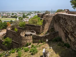 https://i0.wp.com/www.travelure.in/wp-content/uploads/2022/10/Jhansi-Fort-Header-1.jpg?fit=2000%2C1016&ssl=1