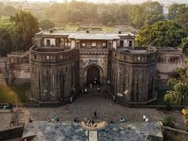 https://upload.wikimedia.org/wikipedia/commons/1/14/Shaniwaarwada_Pune.jpg