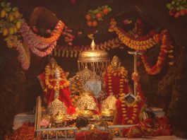 https://upload.wikimedia.org/wikipedia/commons/c/c8/Vaishno_devi.jpg