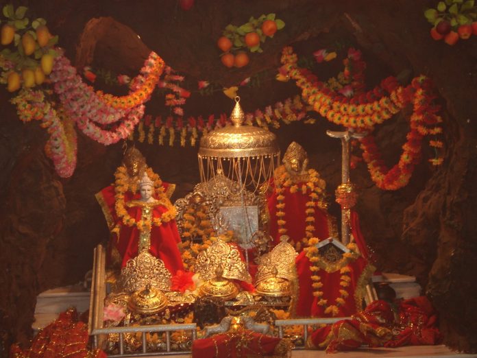 https://upload.wikimedia.org/wikipedia/commons/c/c8/Vaishno_devi.jpg
