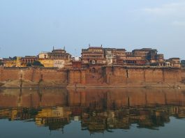 https://upload.wikimedia.org/wikipedia/commons/thumb/6/6b/Ramnagar_Fort%2C_Ramnagar%2C_Varanasi%2C_Uttar_Pradesh_06.jpg/2560px-Ramnagar_Fort%2C_Ramnagar%2C_Varanasi%2C_Uttar_Pradesh_06.jpg