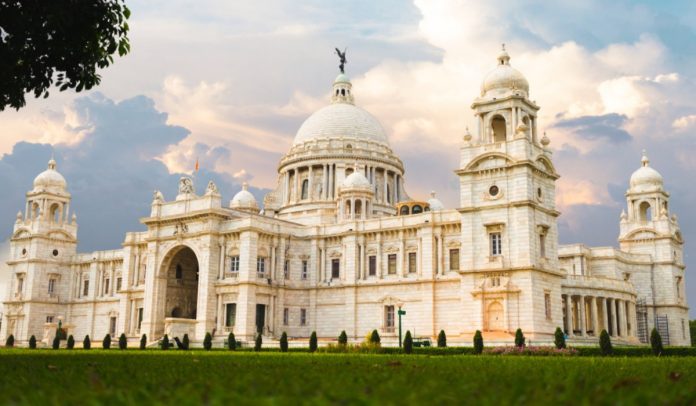 https://assets-news.housing.com/news/wp-content/uploads/2021/08/04205223/Victoria-Memorial-Kolkata-An-iconic-marble-structure-of-the-British-era-FB-1200x700-compressed.jpg