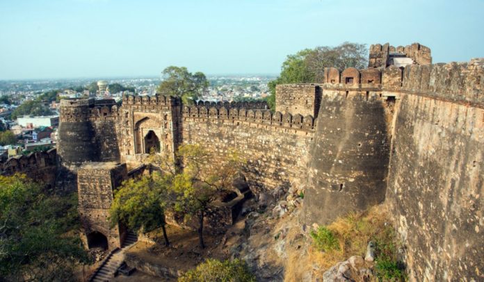 jhansi fort https://assets-news.housing.com/news/wp-content/uploads/2021/05/07170621/Jhansi-Fort-The-legendary-fort-of-Rani-Lakshmi-Bai-spans-15-acres-FB-1200x700-compressed.jpg