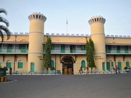 https://upload.wikimedia.org/wikipedia/commons/f/fe/Front_View_of_Cellular_Jail%2C_Port_Blair.JPG